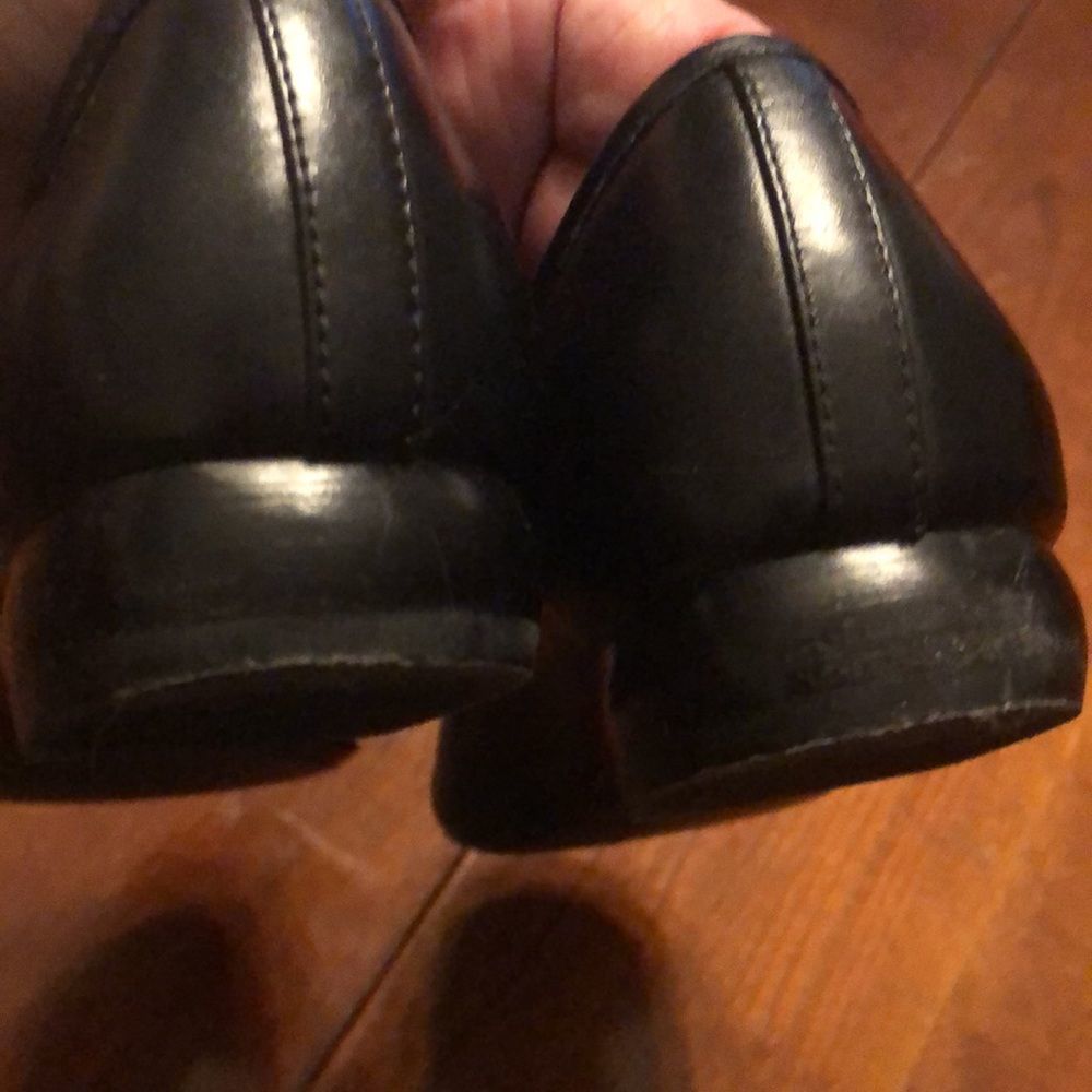 Ann Klein leather loafers in size 6M EUC black with AK logo in gold on strap - Picture 15 of 16
